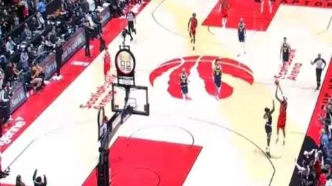 独家揭秘：罗马门神博韦转会伦敦，备战沃特福德新篇章！周一体检亮相，签约仪式即将开启！